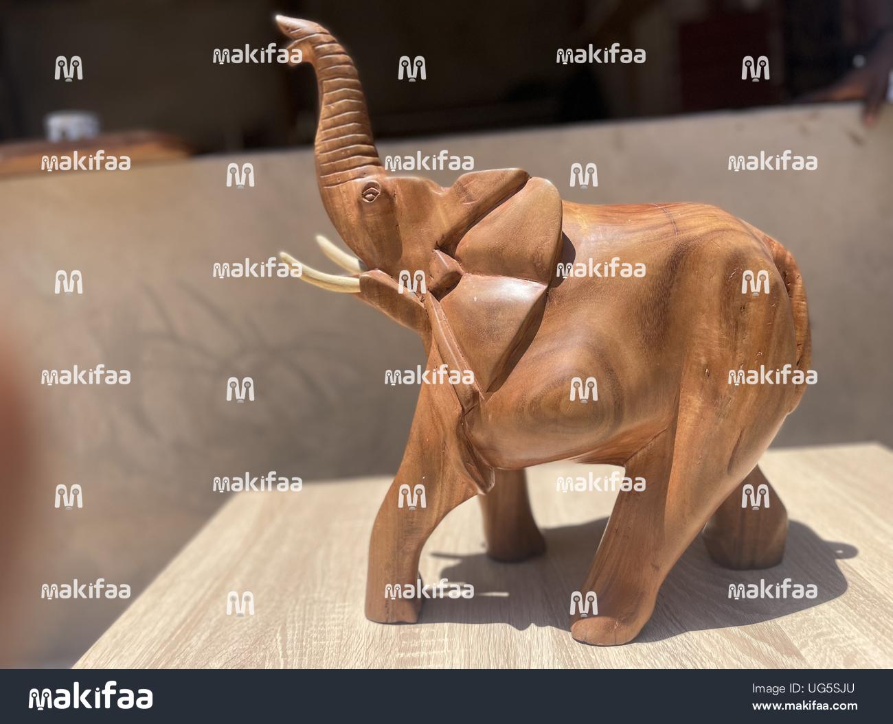 Escultura de madeira de um elefante africano
