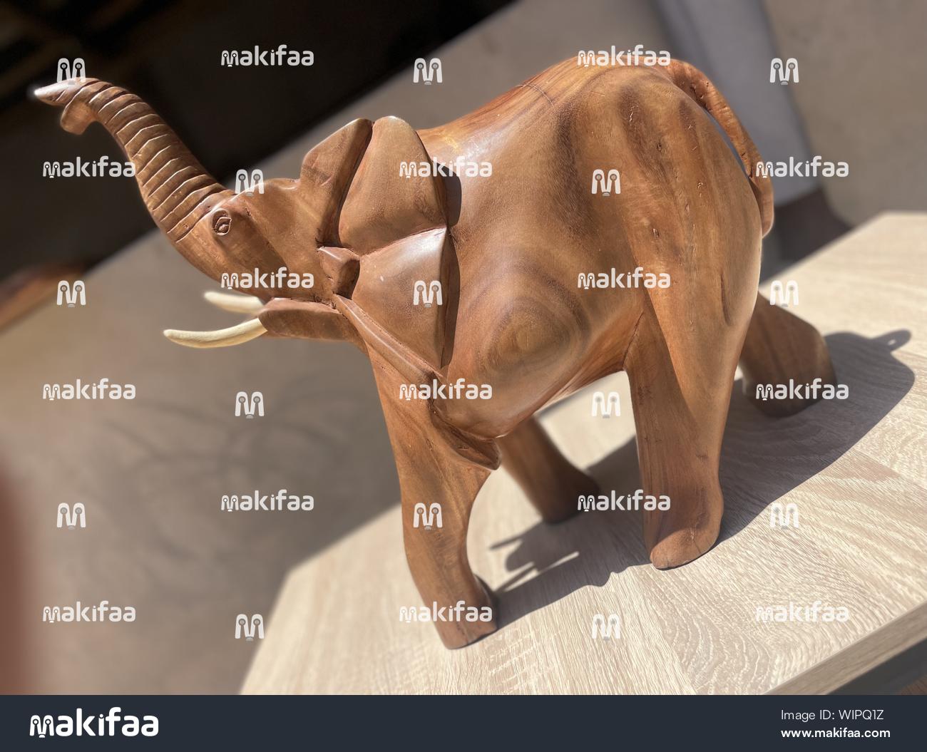 Escultura de madeira de um elefante africano