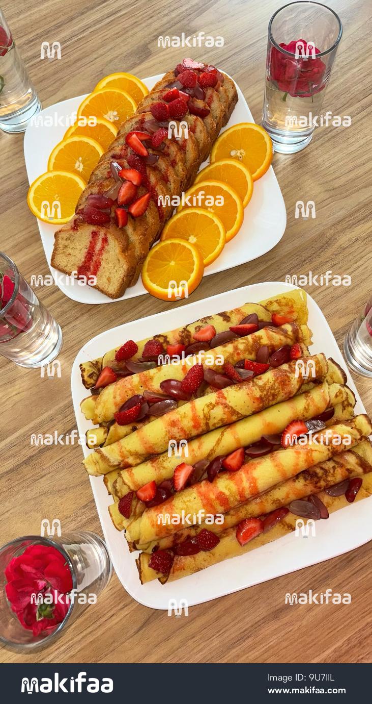 Un dessert composé de gâteau aux fraises et de crêpes