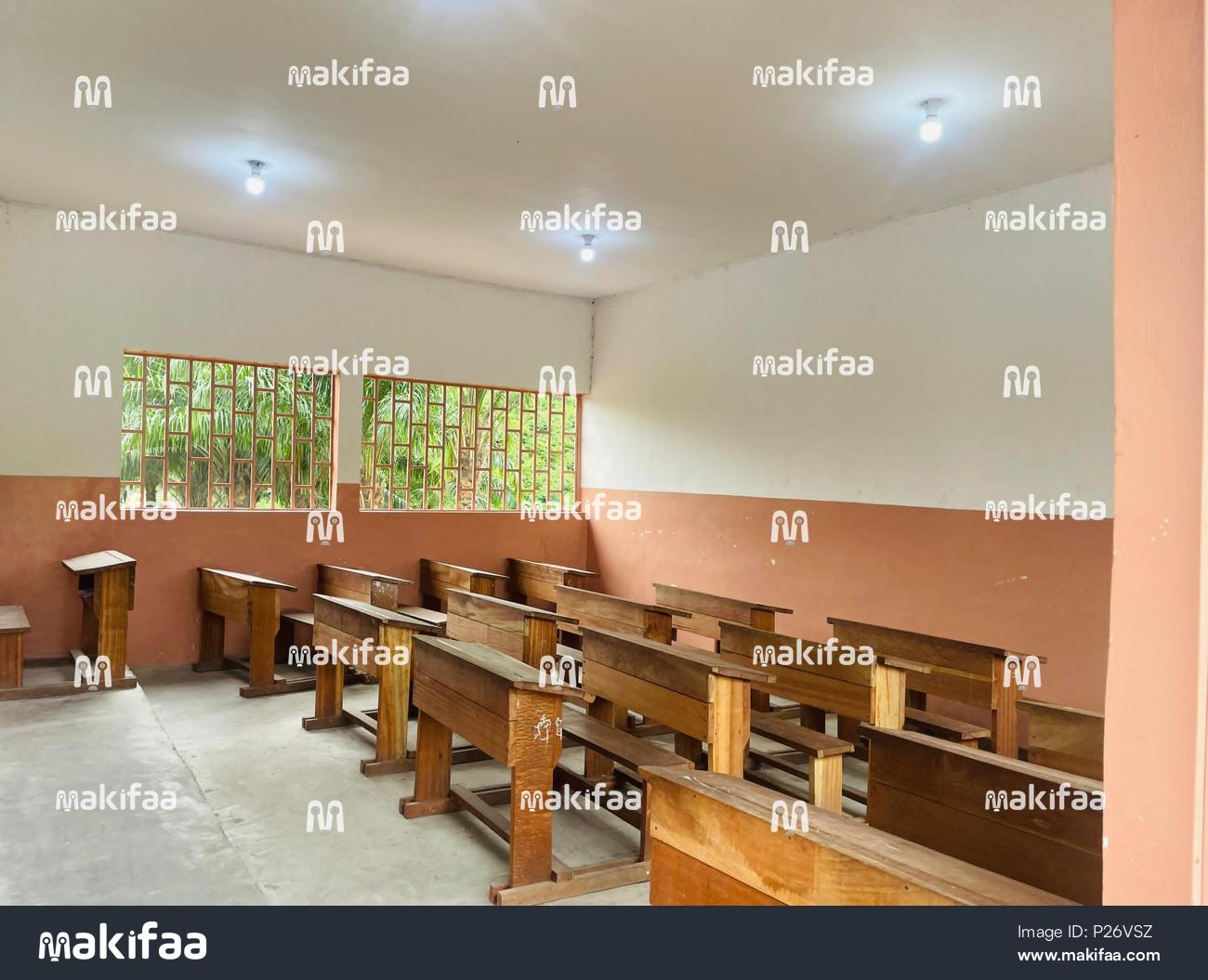 Uma sala de aula com carteiras escolares 