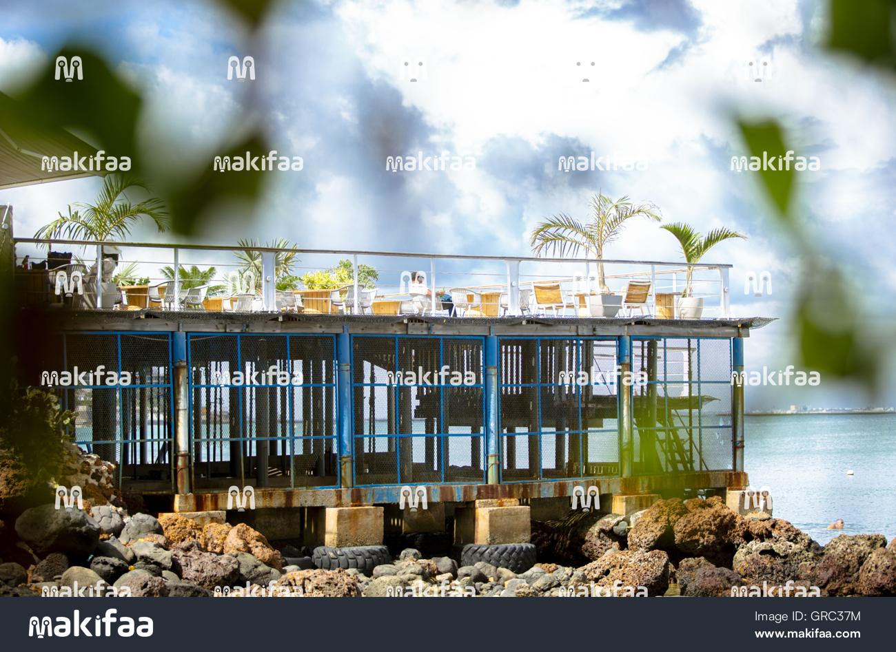 Restaurante localizado em um lago com uma bela vista  