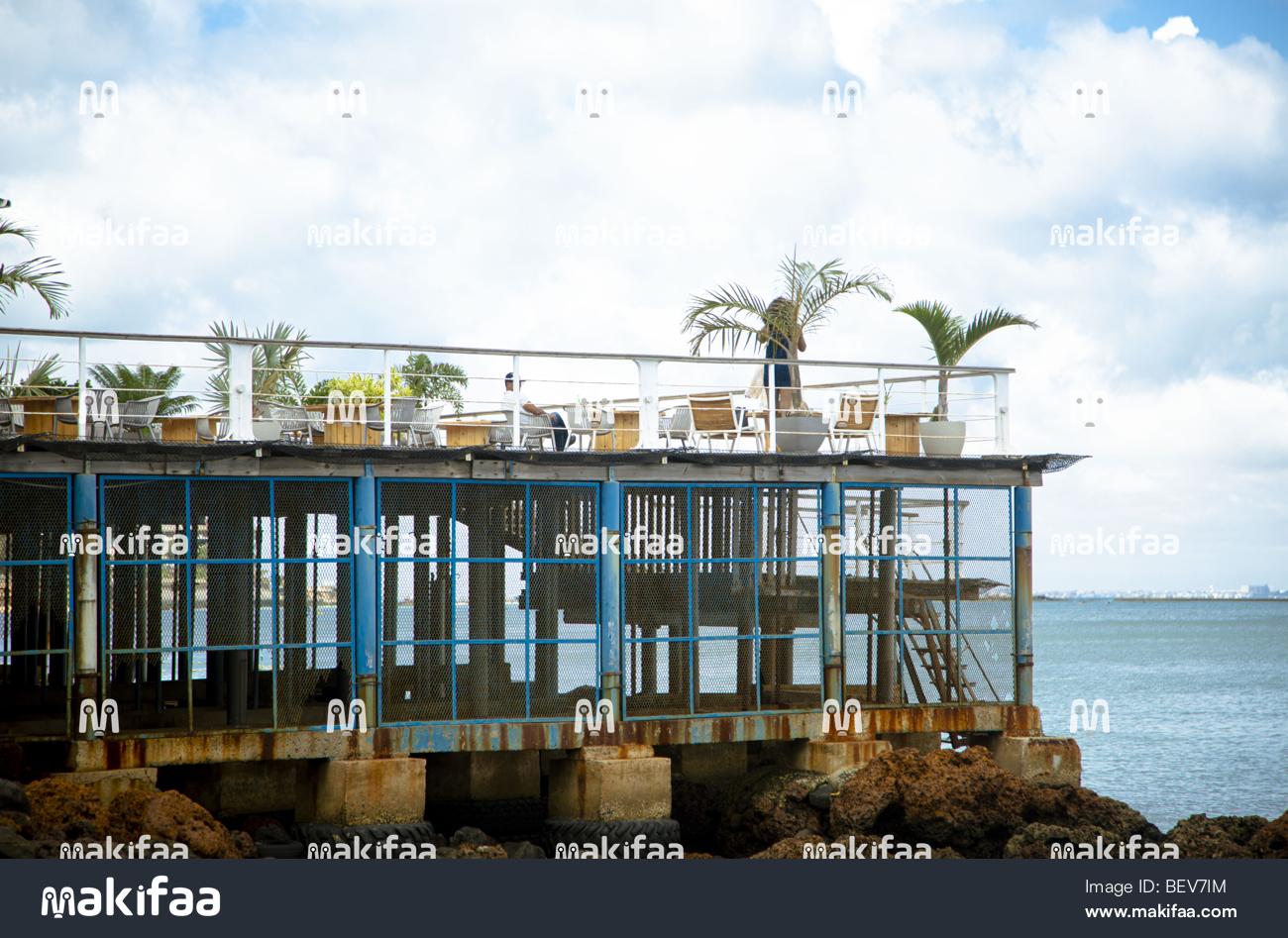Restaurante localizado na praia com uma vista linda  