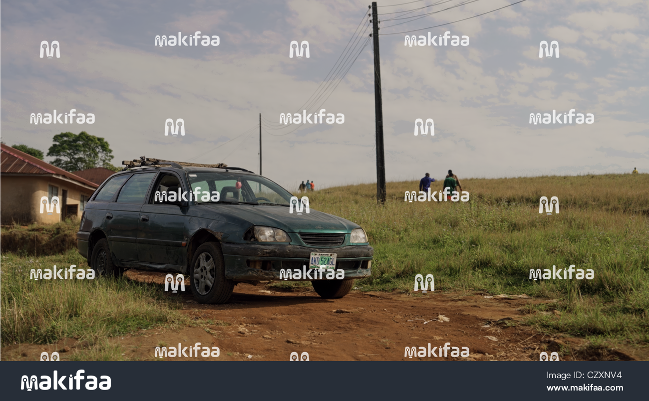 Un coche viejo en un camino rural 