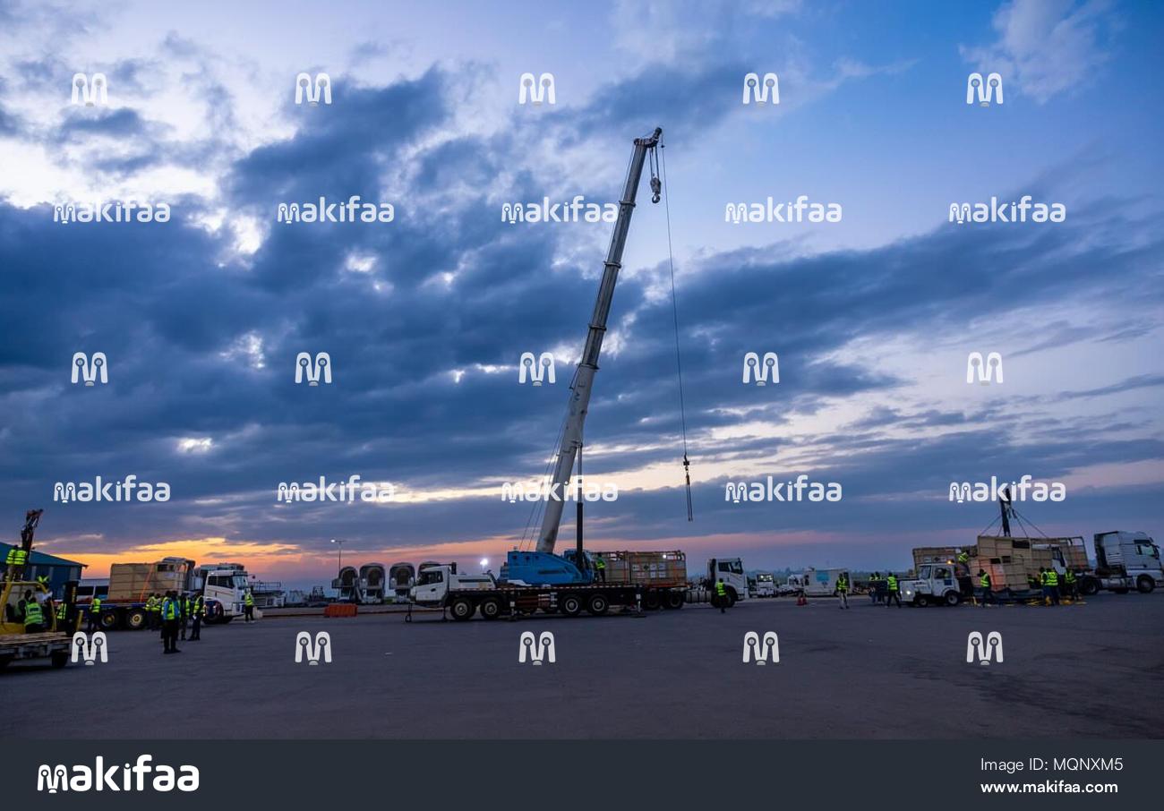 Descarga de contenedores de un camión en una zona industrial