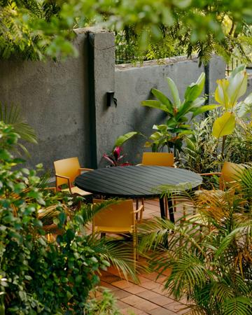 Salon extérieur au coeur d&#39;un jardin