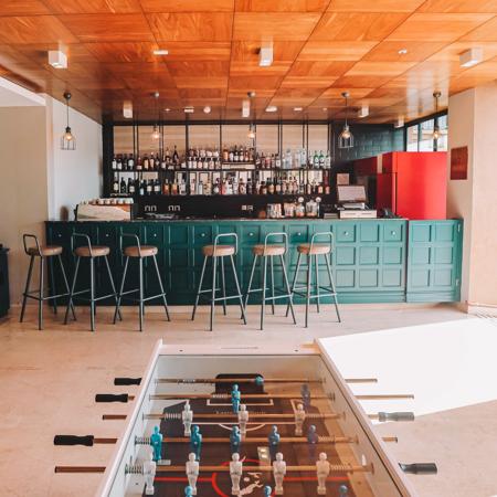 Bar elegante con zona de ocio integrada