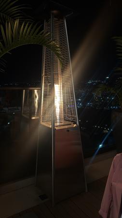Chauffage de terrasse illuminé sur un balcon 
