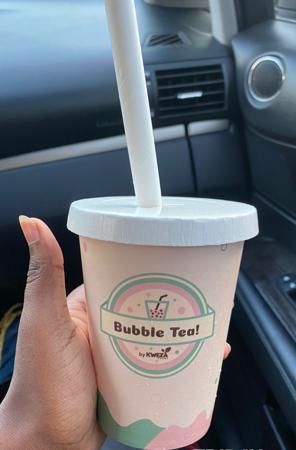 Mkono umeshika chai moto ndani ya gari