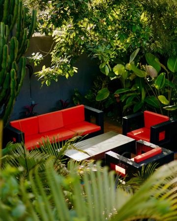 Zona de relax en el corazón de un jardín.