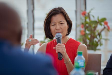 Expert speaking in front of an attentive audience Profe