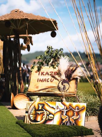  Mapambo ya kitamaduni ya Rwanda yamebuniwa, yenye maneno &quot;Ikaze Iwacu&quot;