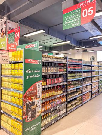 Una sección colorida de especias, conservas y comida para cocinar en el supermercado.