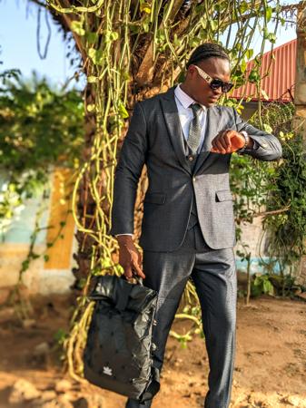 Jovem de terno olhando para o relógio