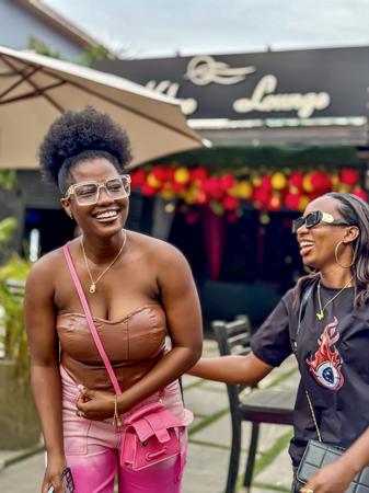 Wanawake wawili vijana katika roho nzuri