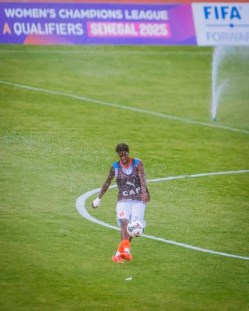 Jugador pateando el balón con el pie derecho