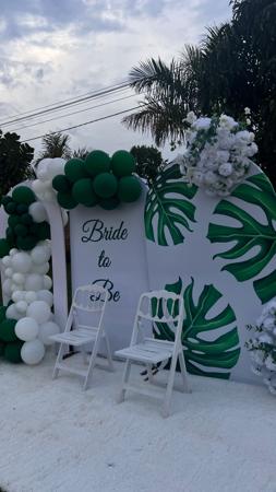 Vue d'un espace décoré pour la célébration d'un mariage 