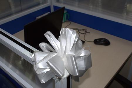 Atendimento ao cliente em call center com computador e mouse