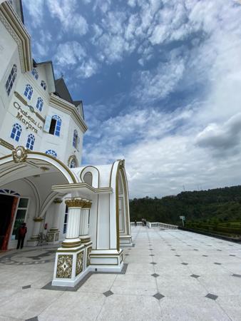 Chateau le Marara entrance view 