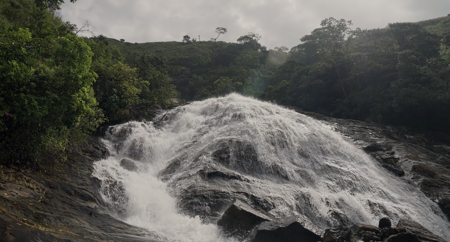 cascadas en un paisaje montañoso
