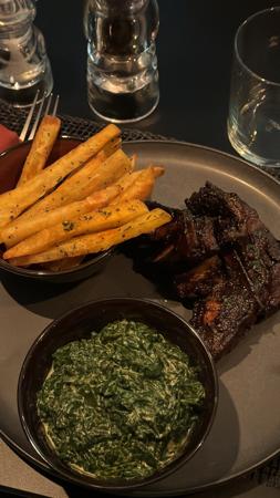Un plateau de frites croustillantes, viande grillée et légumes verts