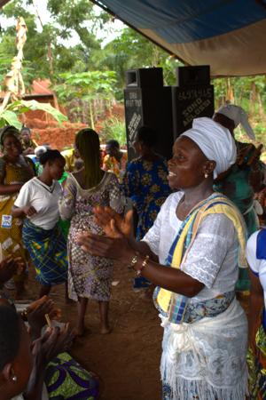 Dança tradicional de mulheres sob um dossel durante um festival na aldeia  