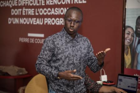 Directeur général DOCSEN en pleine presentation devant un public 