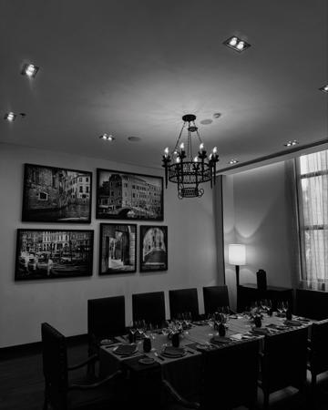 Une salle à manger de luxe bien équipée
