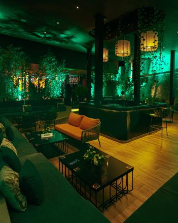 Intérieur élégant du bar et restaurant de luxe du tribunal de Zaria 