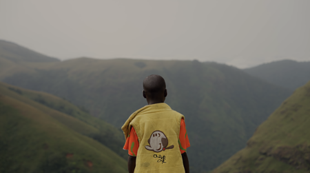 Child facing the immensity of the hills