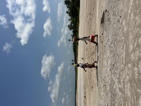 Deux silhouettes marchant dans un paysage aride sous un ciel bleu