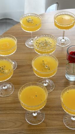 Jus de fruit de la passion frais servis à table