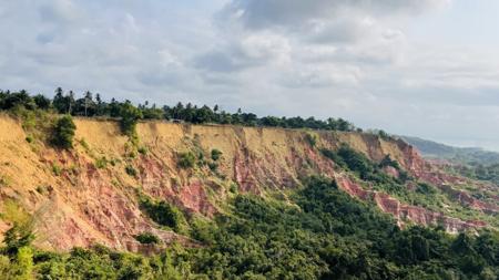 DIOSSO Gorges, Miamba nyekundu na ocher inatofautiana na mimea ya kitropiki 