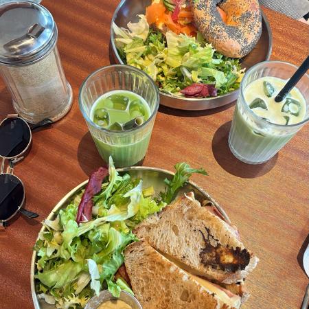Un plat de  salade fraîche et pain frit aux œufs accompagné de Boissons 