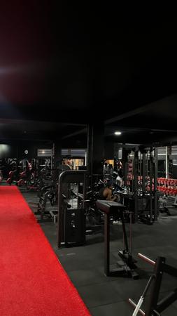  Atletas entrenando en un gimnasio 