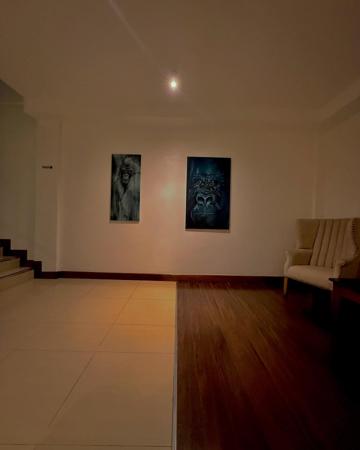 Une salle avec des tableaux artistiques de gorille 