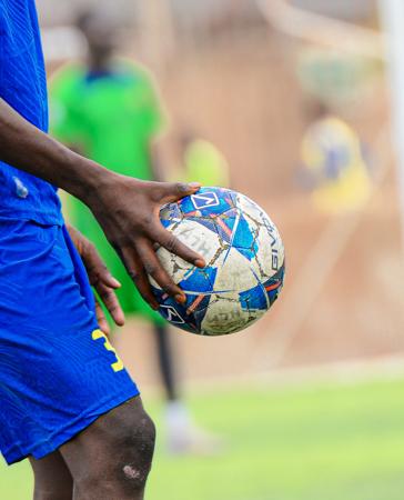 Vue d'une main tenant un ballon de foot