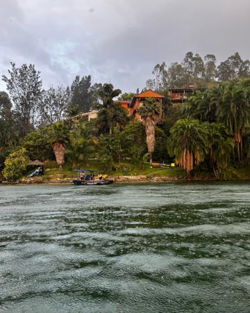 Une maison en bordure du lac kivu entourée de végétation