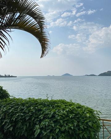 Vue du lac Kivu en bordure d'une végétation