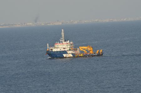 Uma embarcação marítima em pleno mar. 