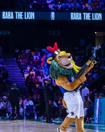 Mcheza mascot wa Simba akiburudisha umati wakati wa BAL 2025 mjini Kigali, Rwanda 
