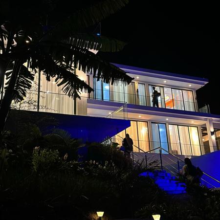 Mtazamo wa taa zinazoonyesha uzuri wa villa usiku
