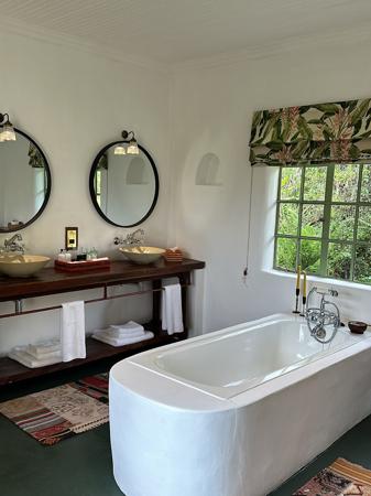 Salle de bain moderne avec tous ses équipements