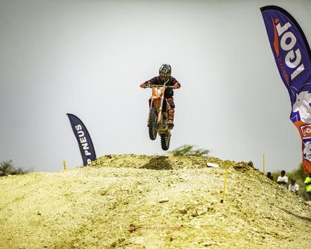 Motocross, mpanda farasi na pikipiki katika kuruka kamili wakati wa michuano ya nguvu