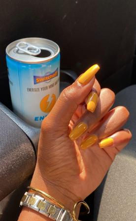 Mkono wa mwanamke karibu na kinywaji cha nishati cha Switchoff