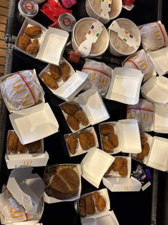 Un conjunto de comidas listas para ser servidas o distribuidas.