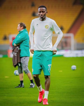 El futbolista Pape Sarr en el césped 
