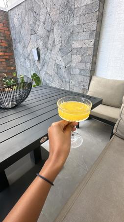 Cocktail à la main, dans un cadre rafraîchissant
