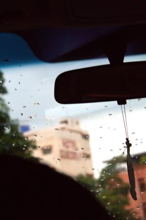 Visão embaçada através do para-brisa de um carro