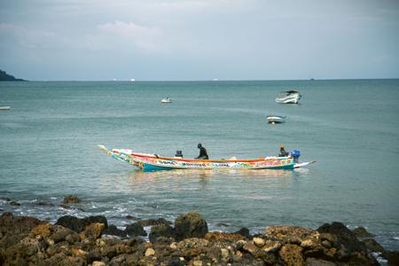 pescador no meio do Mar do Senegal 