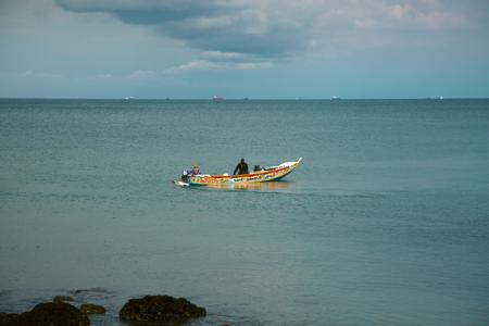 pescador no meio do Mar do Senegal 